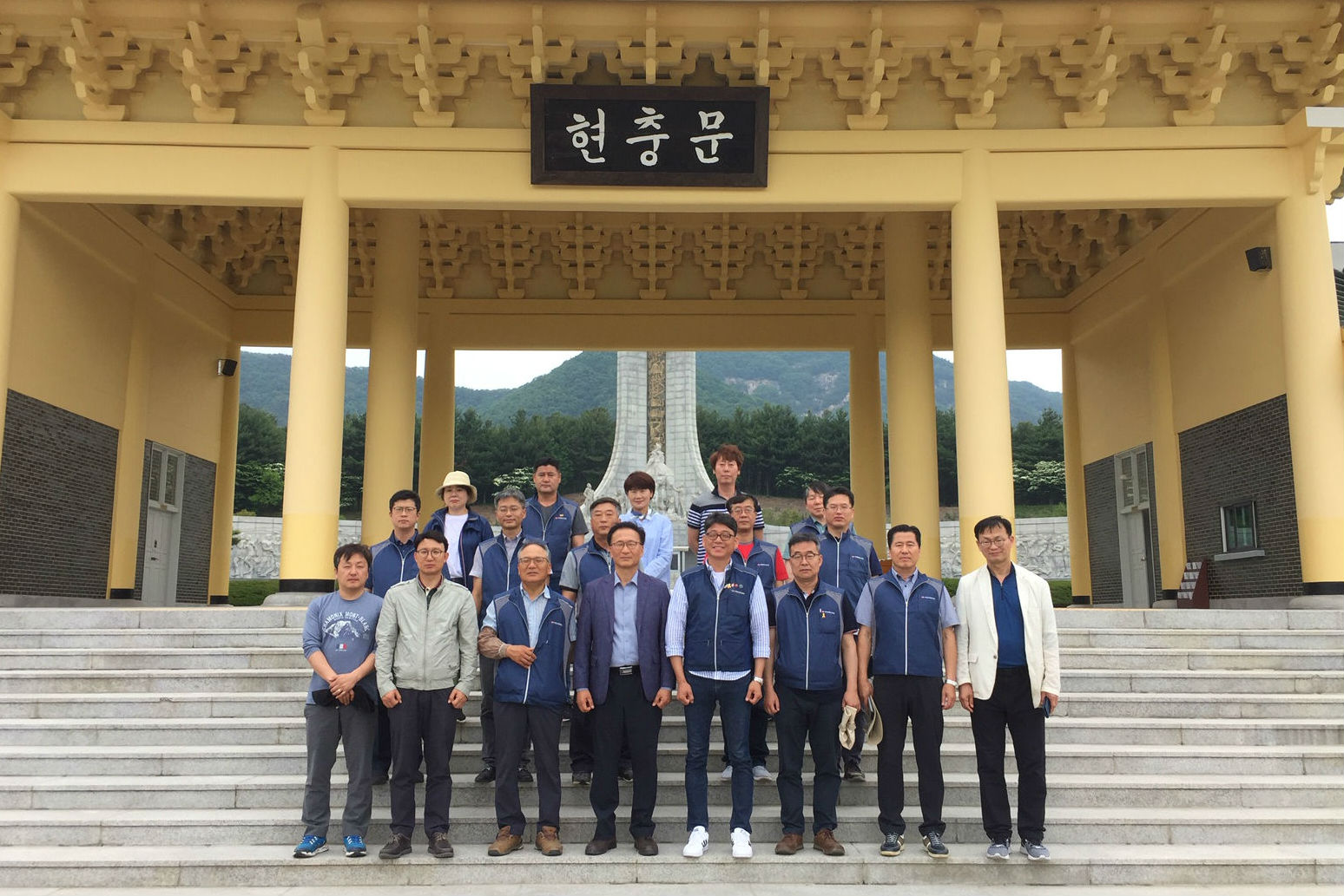 현충문 앞에서 봉사자들의 단체사진