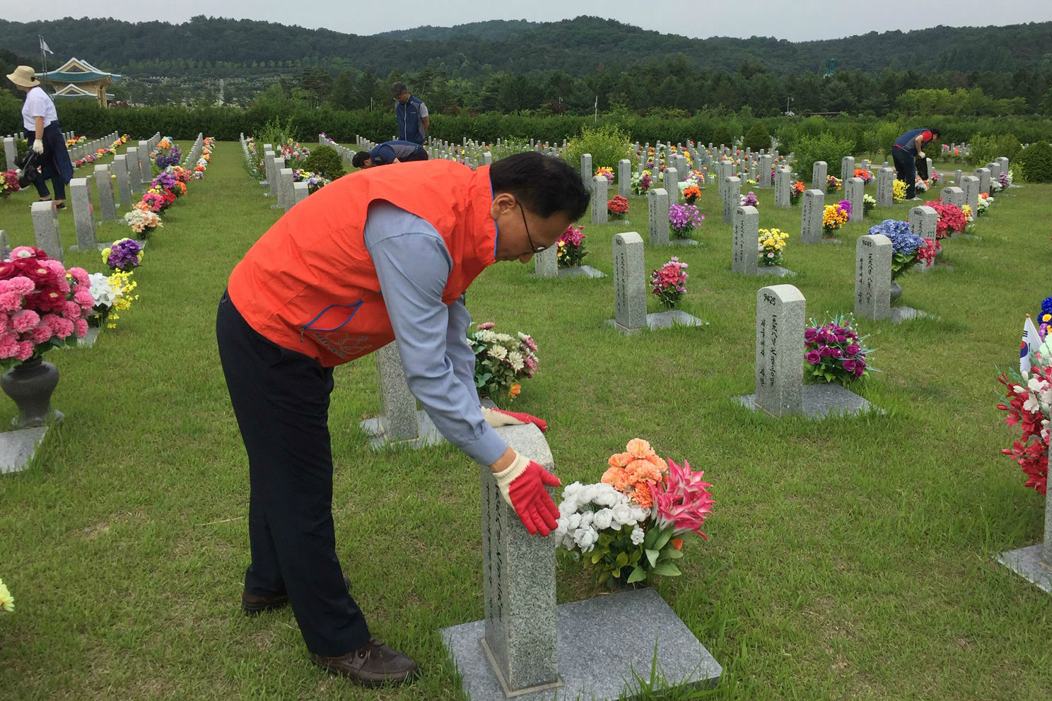 묘역 주변을 청소하고 먼지를 닦는 모습