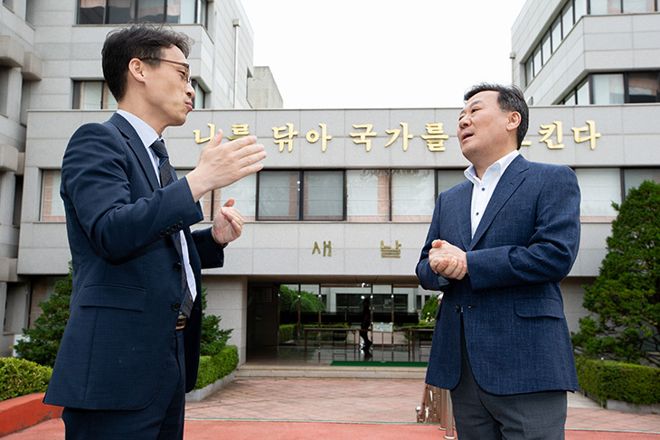 황서종 인사혁신처장이 2019년도 국가공무원 9급 공채 면접시험이 치러지고 있는 국가공무원인재개발원 과천분원 앞에서 관계자로부터 시험현황을 보고 받고 있는 모습