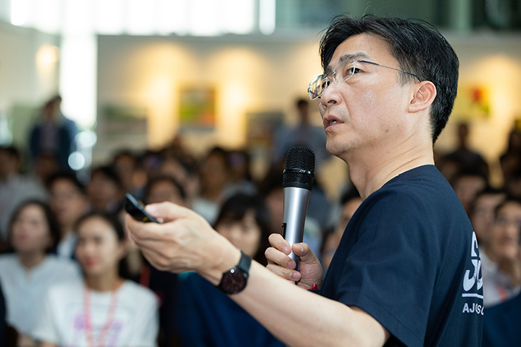 이국종 아주대병원 교수가 특강자료를 가르키는 모습