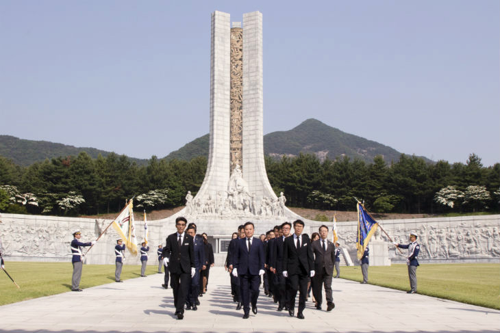 황서종 인사혁신처장과 인사혁신처내 간부가 참배를 마치고 나오는 모습