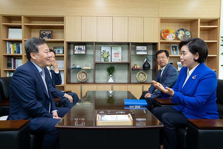 황서종 인사혁신처장이 양향자 원장과 면담을 하고 있는 모습