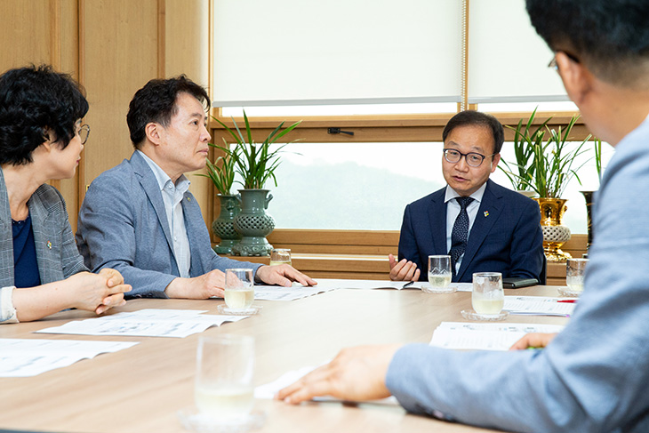 정만석 인사혁신처 차장이 조영래 병원장과 면담을 하고 있는 모습