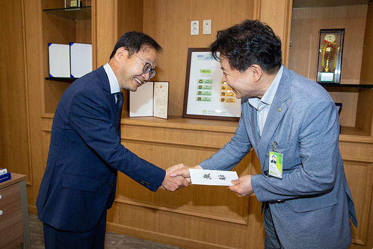정만석 인사혁신처 차장이 조영래 병원장과 악수를 나누는 모습