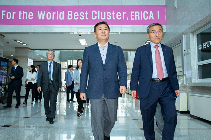 황서종 인사혁신처장이 김우승 한양대 총장의 안내를 받으며 시설을 둘러보고 있는 모습