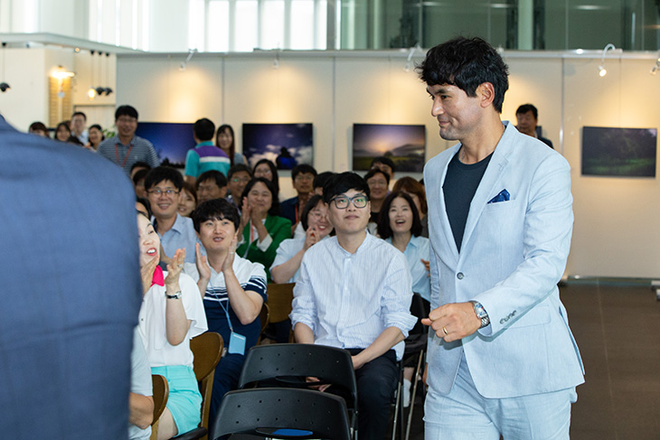 인사혁신처 홍보대사가 된 박찬호가 7월 9일 인사처 직원들을 대상으로 한 특강을 하러 입장하고 있는 모습