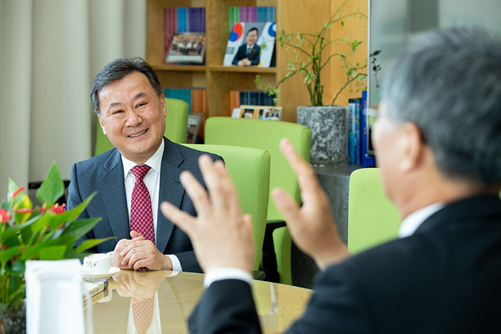 최중경 한국공인회계사회 회장의 말을 경청하며 미소짓고 있는 황서종 인사혁신처장