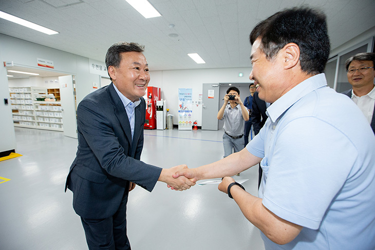 황서종 인사혁신처장이 집배공무원들 웃으며 악수로 격려하고 있는 모습