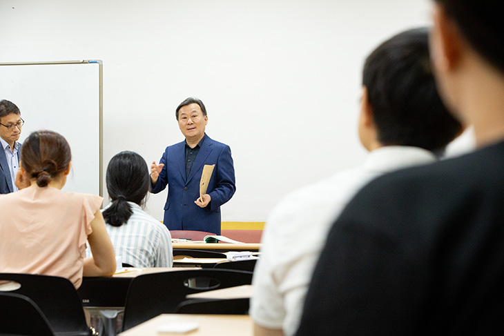 국가공무원 7급 공채 필기시험장 교실에서 이야기를 나누는 황서종 인사혁신처장