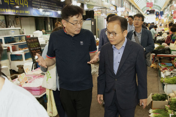 정만석 인사혁신처 차장이 세종전통시장을 방문하여 상인들의 이야기를 듣고 있다.