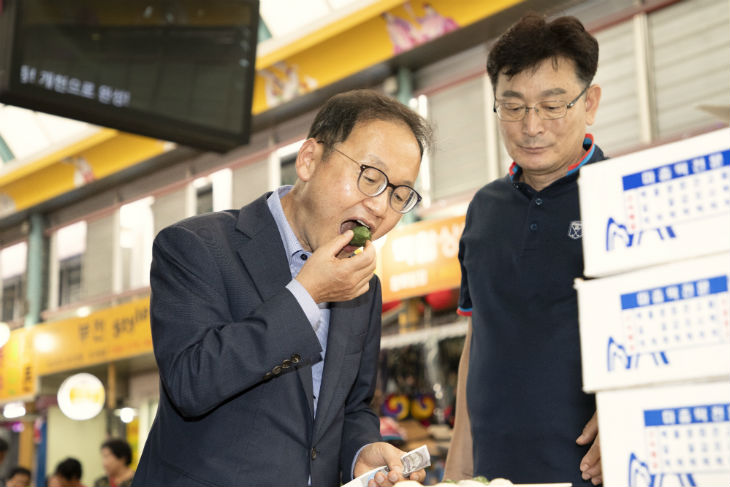 세종전통시장의 한 떡집에서 떡을 구매하고 맛보고 있는 정만석 인사혁신처 차장