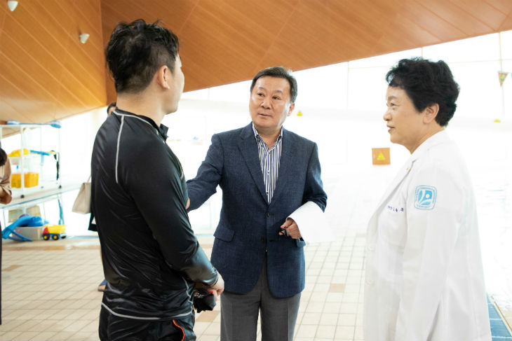 공상공무원 재활치료병원에서 관계자와 이야기를 나누고 격려하는 황서종 인사혁신처장