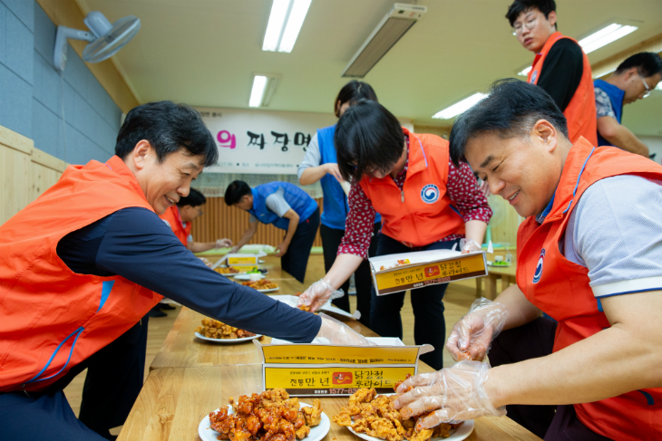 웃으며 음식을 접시에 담는 봉사자들