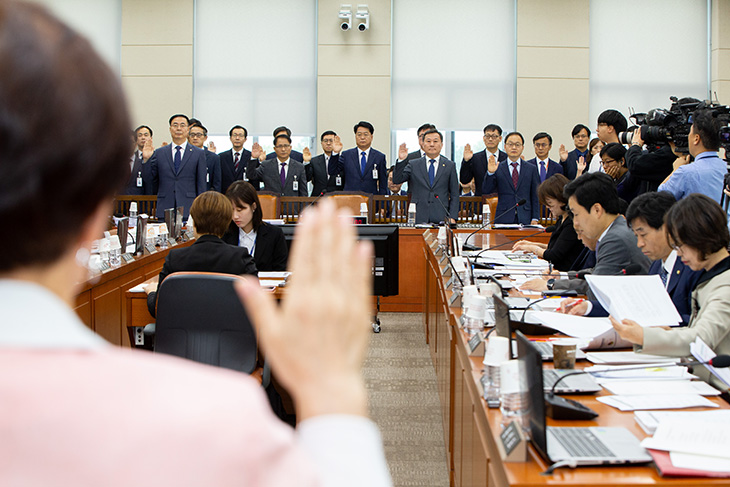 행정안전위원회의 인사혁신처 국정감사에서 개시 선언 및 선서를 하고 있는 참석자들의 모습