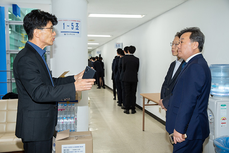 황서종 인사혁신처장이 2019년도 국가공무원 7급 공채 면접시험장을 방문하여 관계자의 시험 현황 보고를 듣고 있다.