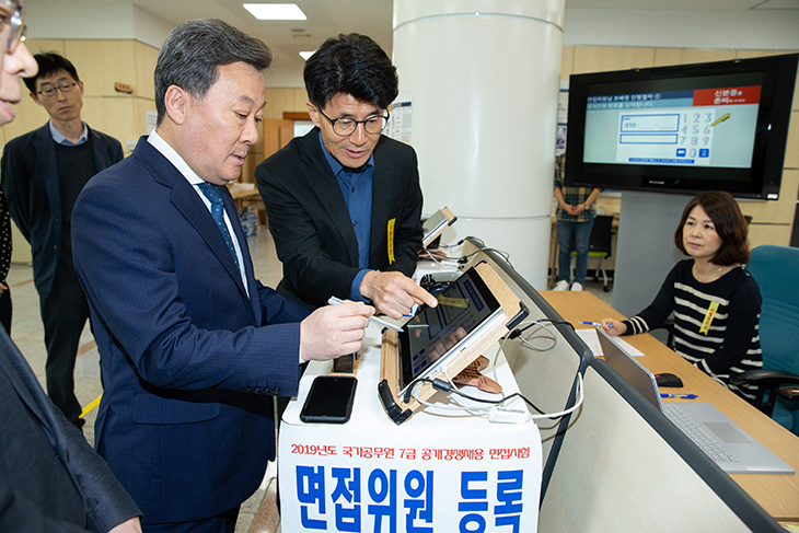 황서종 인사혁신처장이 새로 도입된 면접위원 등록 시스템을 직접 사용해보고 살피고 있는 모습