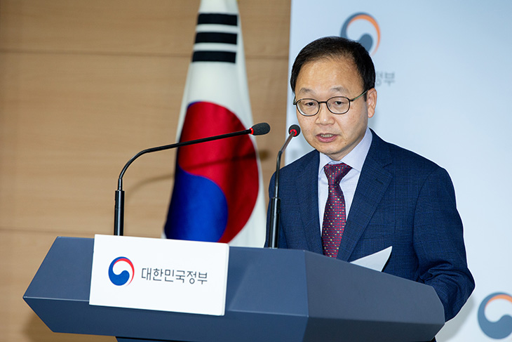 정만석 인사혁신처 차장이 '2019 공공부문 균형인사 연차 보고서' 발간 브리핑을 위해 단상위에 올라 있는 모습