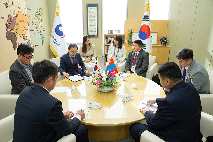 인사혁신처를 방문한 몽골 인사행정기관 고위공무원 대표단과 원형 테이블에서 이야기를 나누는 정만석 인사혁신처 차장