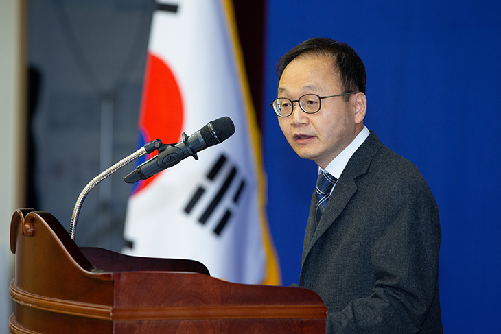 정만석 인사혁신처 차장이 제4회 적극행정 우수사례 경진대회에서 인삿말을 전하는 모습