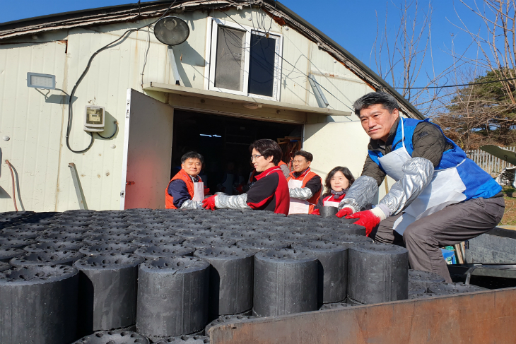 충남 홍성군 거주 독거노인 및 기초수급자 등 11가구에 연탄배달 봉사를 실시한 공무원 봉사자들