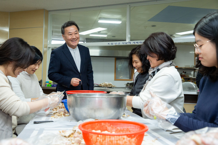 충북혜능보육원에서 봉사 활동중인 인사처 직원들을 격려하는 황서종 인사혁신처장