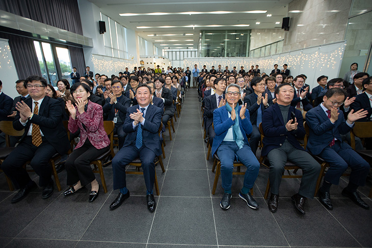 인사혁신처 출범 5주년 기념식에 참석한 전·현직 인사혁신처장과 인사처 직원들이 박수치며 축하하는 모습