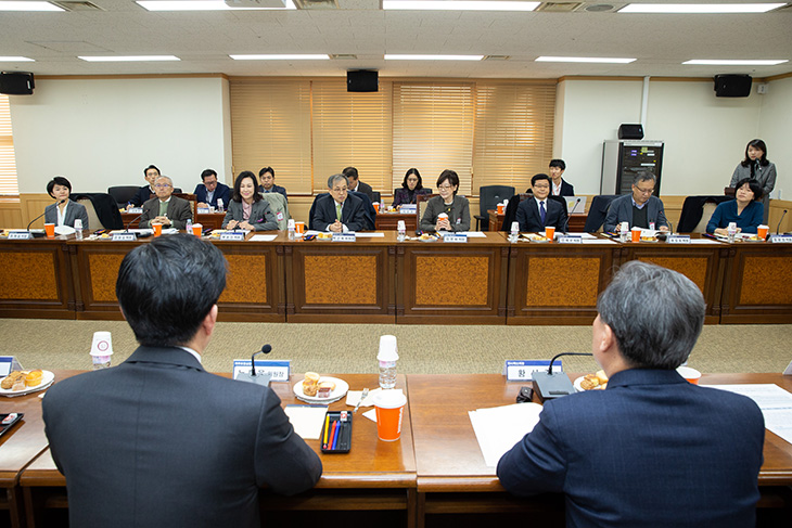 공직인사혁신위원회 제4차 전체회의 참석한 참석자들이 마주앉아 인사혁신 추진과제 성과 공유 및 발전 방향을 논의하는 모습