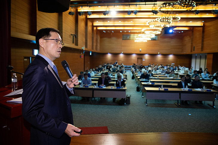 정부의 인재발굴 노력을 주제로 공직사회의 핵심인재 확보 전략에 대해 발표하는 인사혁신처 직원