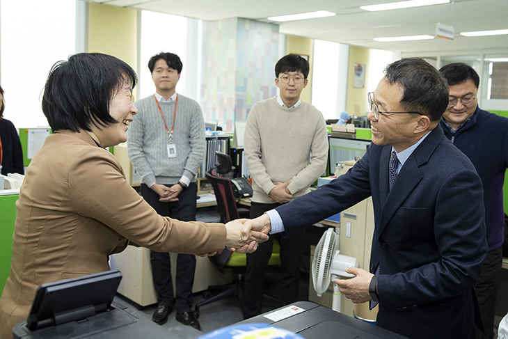 인사혁신처 직원과 웃으며 인사를 나누고 있는 제5대 김우호 신임 인사혁신처 차장