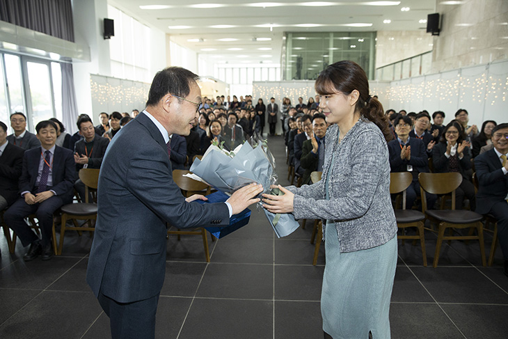 제4대 정만석 인사혁신처 차장이 꽃을 받고 있는 모습