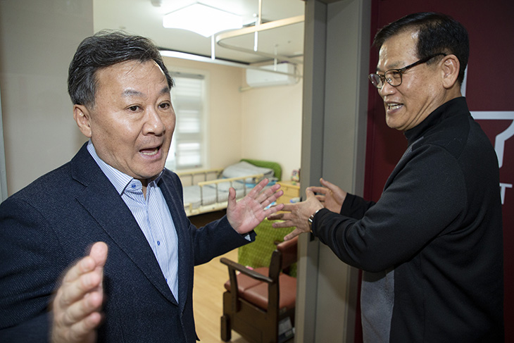 세종시 연서면에 위치한 치매요양 사회복지시설을 방문하여 관계자와 대화를 나누는 황서종 인사혁신처장