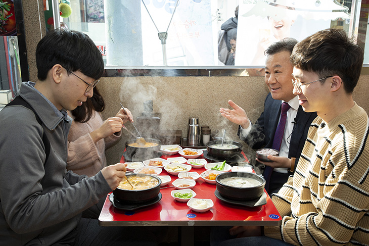 설 명절을 앞두고 서울 동작구 노량진 수험가를 찾은 황서종 인사혁신처장이 수험생들과 식사를 하며 이야기 나누는 모습