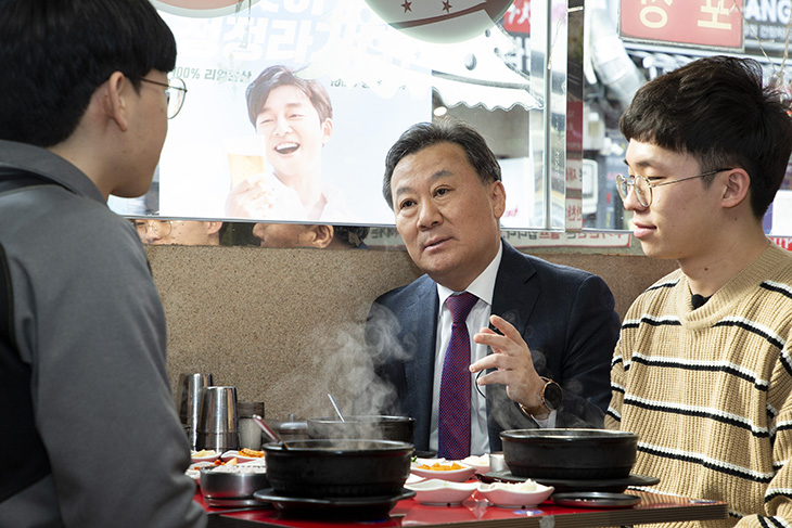 식사를 하며 격려의 대화를 건네는 황서종 인사혁신처장과 경청하는 수험생들