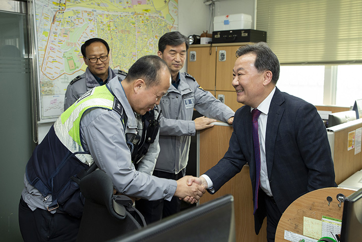 노량진 지구대를 방문하여 민생 치안을 위해 고생하는 경찰 공무원을 격려하는 황서종 인사혁신처장