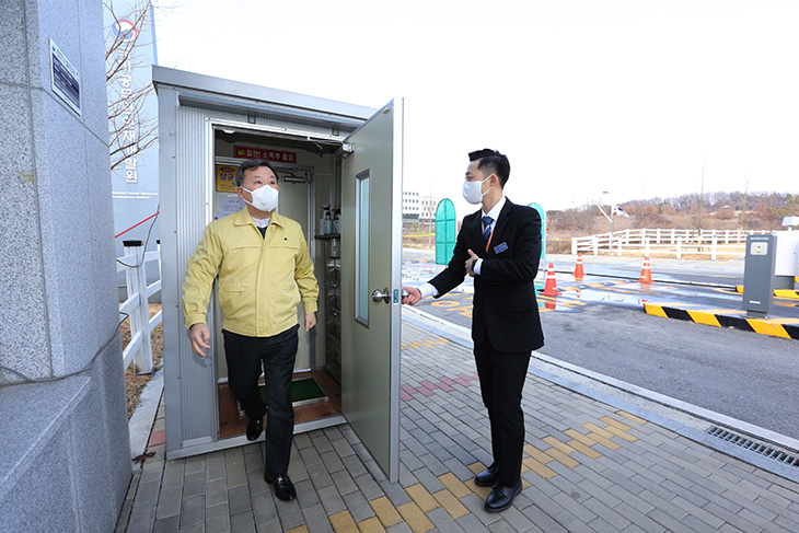 우한 교민 임시수용시설 중 한 곳인 진천 국가공무원인재개발원에 찾아 입출입에 대한 소독 과정을 살피는 황서종 인사혁신처장