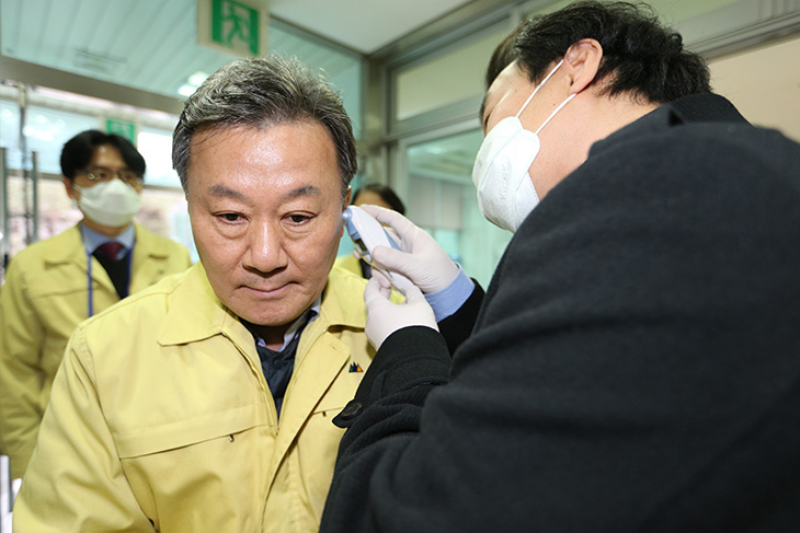 출제 합숙이 진행중인 국가고시센터를 찾아 발열 검사를 받고 있는 황서종 인사혁신처장