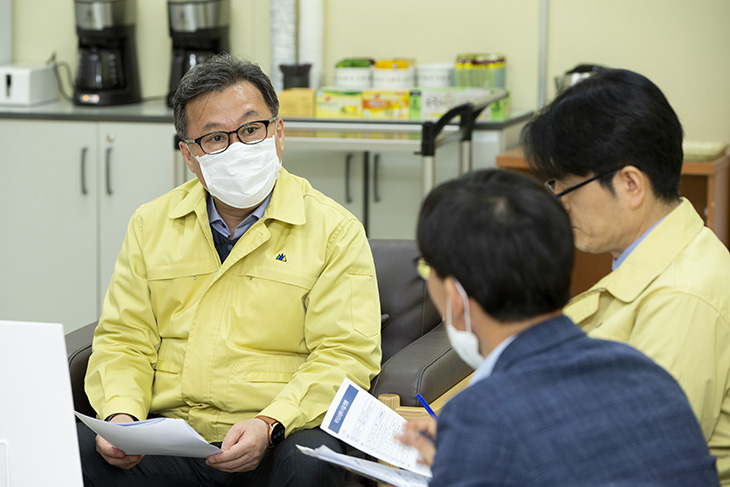 국가고시센터에서 관계자들과 감염에 대비한 사항들을 점검하는 황서종 인사혁신처장