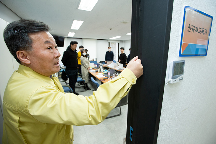 교육원 분임실을 임시 사무실로 사용중인 직원들의 근무환경을 살피는 황서종 인사혁신처장
