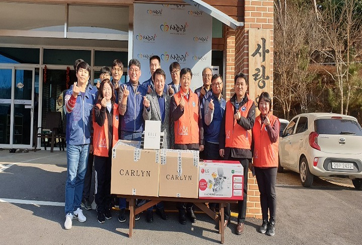 연말을 맞이하여 도움이 필요한 이웃을 찾아 사랑의 집에 방문한 공무원 노사합동 봉사자들