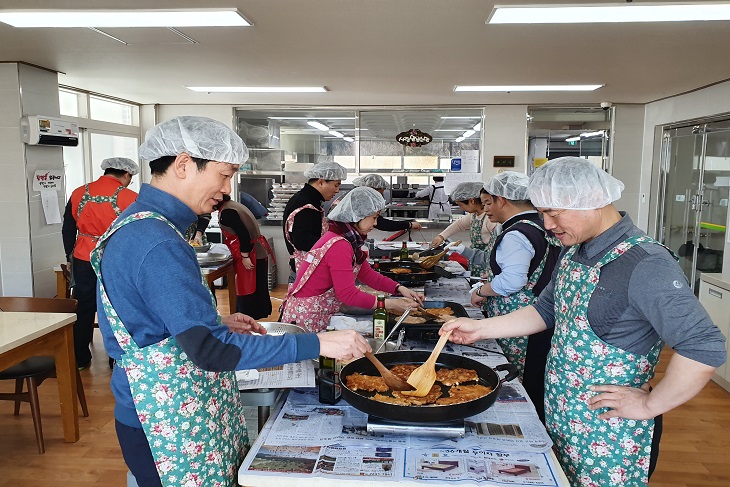봉사자들이 전을 부치고 있는 모습