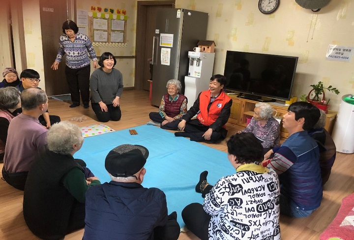 사랑의 집 어르신들과 윷놀이를 하며 즐거운 시간을 보내는 봉사자들