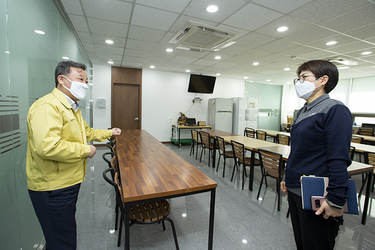 관계자와 함께 상담원 직원들의 식당 등 공동 시설을 점검하는 황서종 인사혁신처장