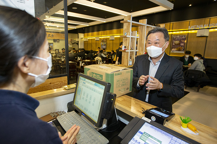 확진자의 동선에 포함되어 임시 휴업 후 영업을 재개한 한 식당을 찾아 손 소독제를 전달하는 황서종 인사혁신처장