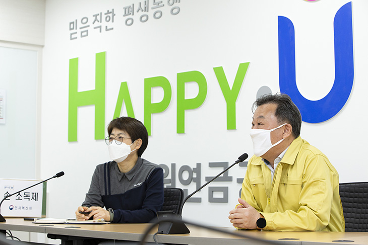 공무원연금콜센터 직원들의 이야기를 듣고 있는 황서종 인사혁신처장