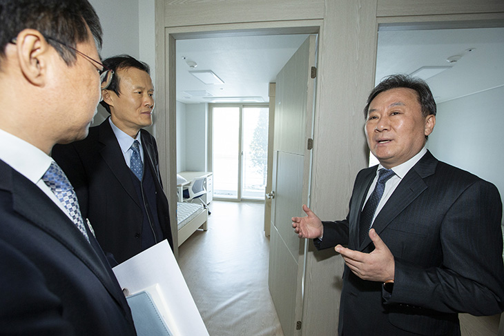 우한 교민 생활 지원을 위해 합숙 근무 중인 직원들의 생활 시설을 둘러보는 황서종 인사혁신처장