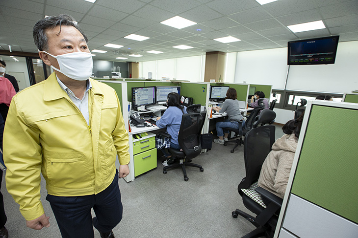 공무원연금콜센터를 방문하여 상담원들의 근무환경을 점검하는 황서종 인사혁신처장