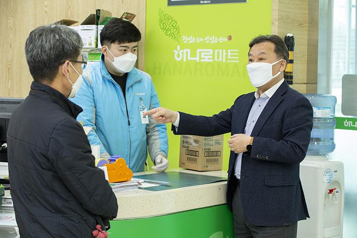 마트 직원과 함께 공적마스크 판매 관련한 이야기를 나누는 황서종 인사혁신처장