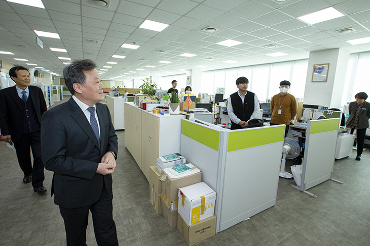 합숙 근무하는 직원들의 사무실을 찾아 격려하는 황서종 인사혁신처장