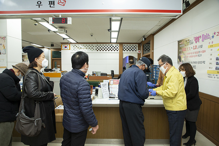 공적마스크 판매를 돕고 있는 황서종 인사혁신처장