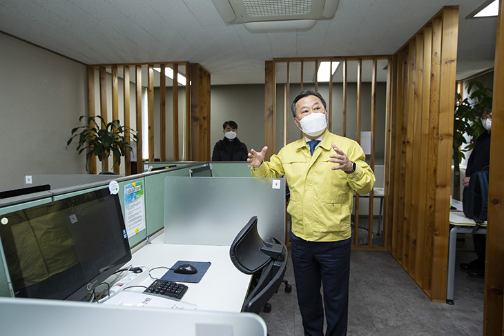 서울역 스마트워크센터의 원격근무 여건을 살펴보는 황서종 인사혁신처장